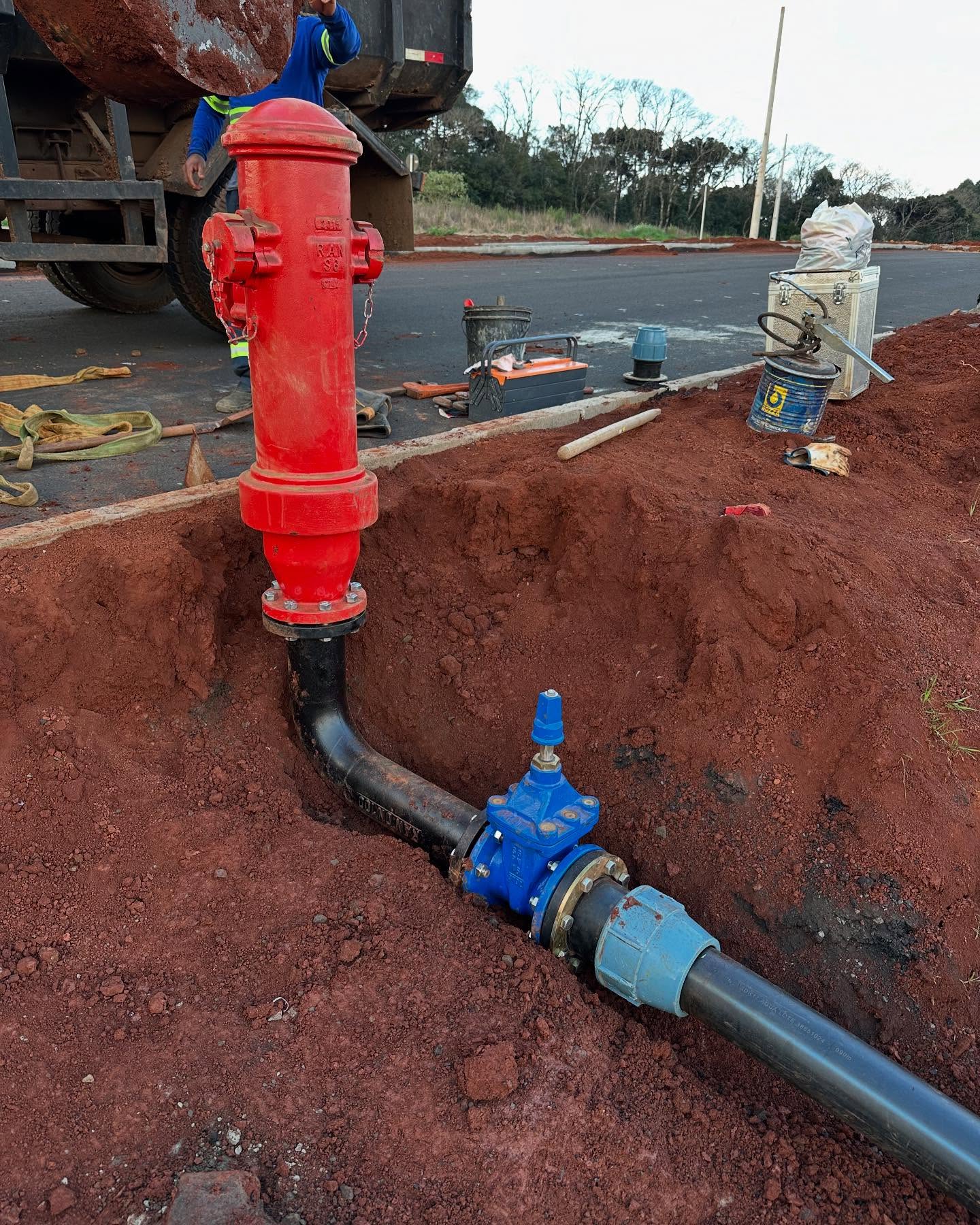 Instalação de hidrante de coluna vermelho e tubo PEAD com válvula