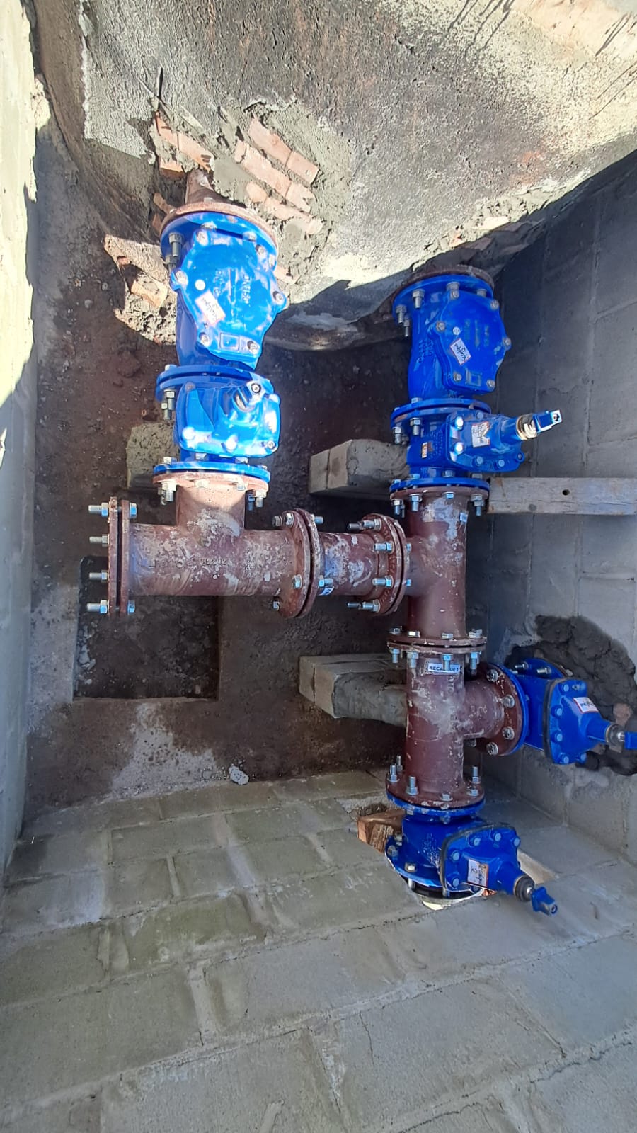 Câmara subterrânea em alvenaria com manifold e válvulas flangeadas de recalque