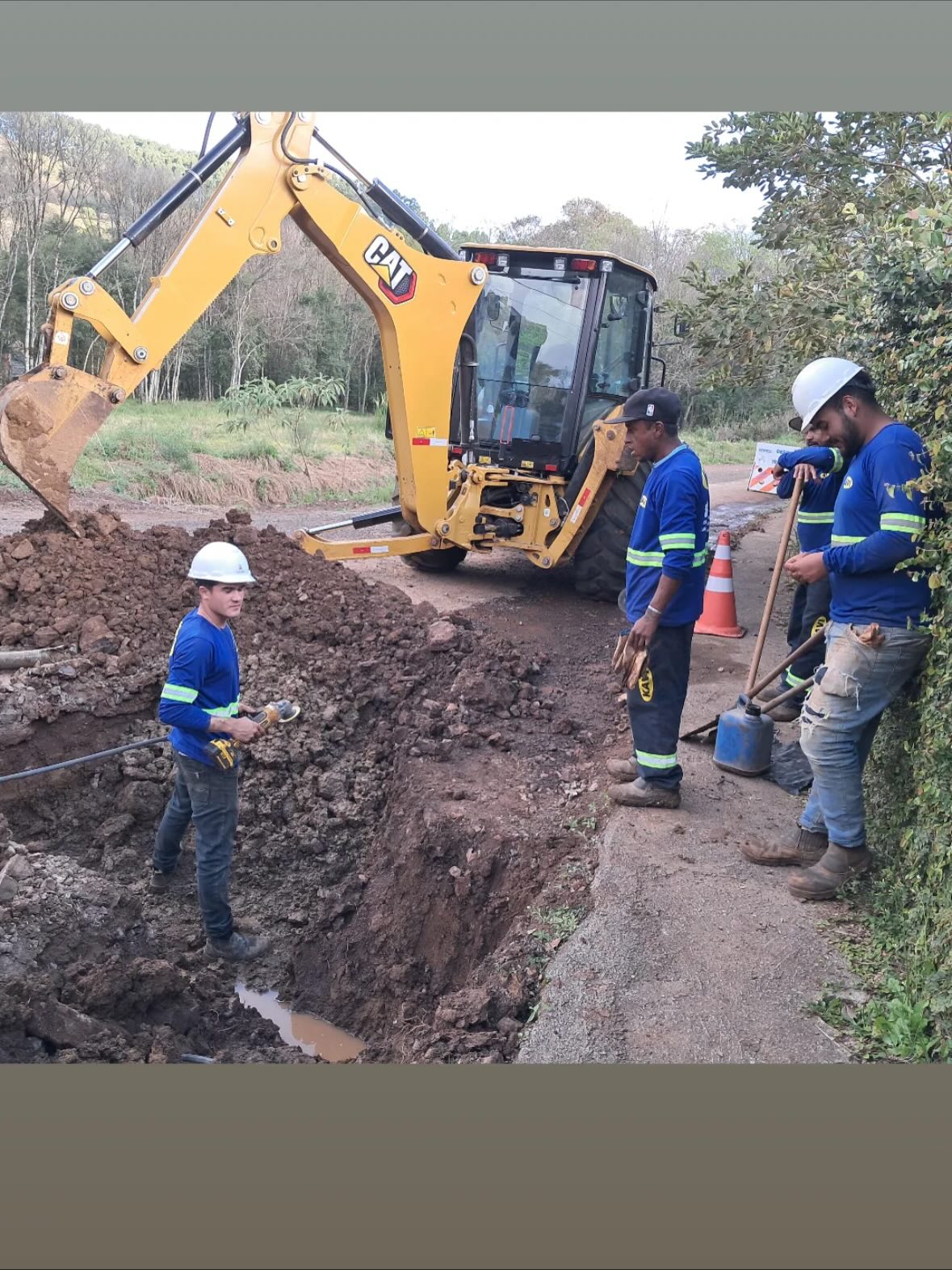 Equipe Kavi Construções trabalhando em escavação e valamento de campo com retroescavadeira
